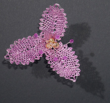 Fleur simple rose en grille