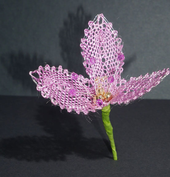 Fleur simple rose en grille