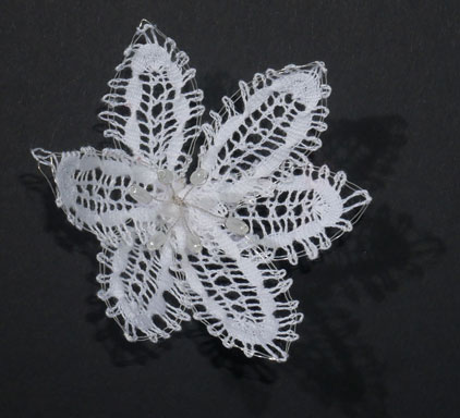 Fleur double blanche en mat torsadé