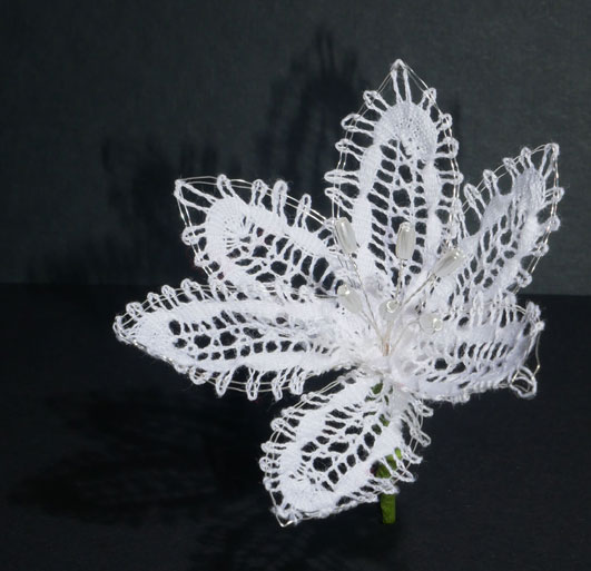 Fleur double blanche en mat torsadé