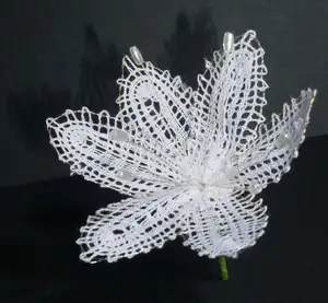 Fleur double blanche en mat torsadé