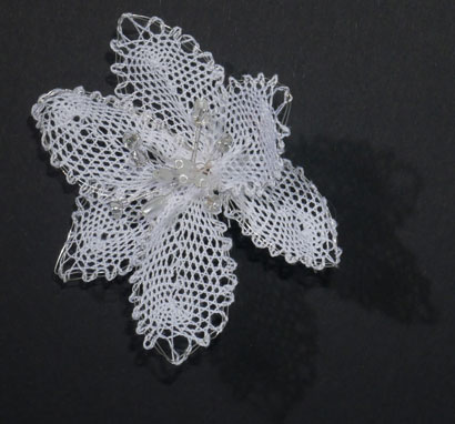 Fleur double blanche en grille