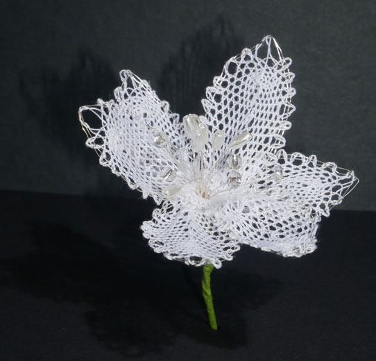 Fleur double blanche en grille