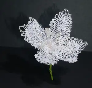 Fleur double blanche en grille